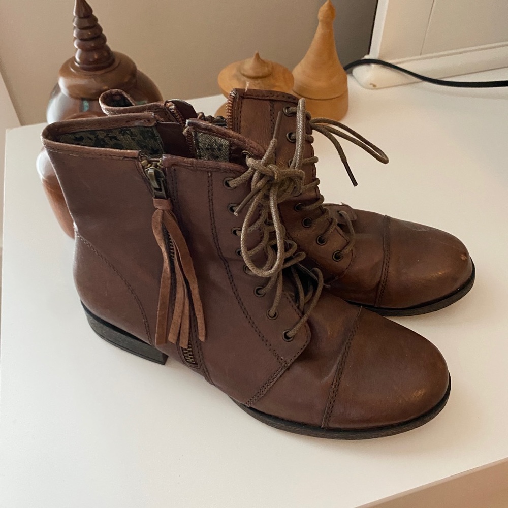 Size 8.5 women’s boots. Brown.